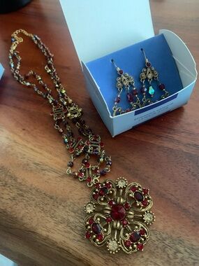Avon Gold-Tone Filigree Pendant Necklace and earrings VINTAGE
